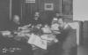 La salle de rédaction en 1909. De gauche à droite :Jules GROS,Victor DAROCHES, Victor BOURDIN, André BOURGUIGNON